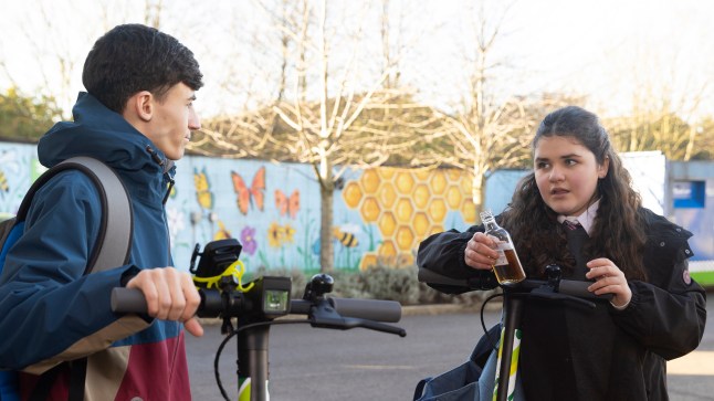 Jack and Hope hang out at the precinct in Corrie