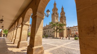A view of Logroño Cathedral in La Rioja, Spain through an archway.