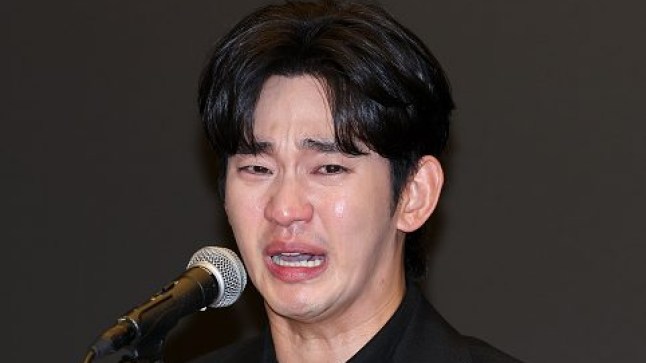 Korean actor Kim Soo-hyun crying during a press conference