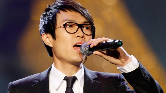 Khali Fong performing