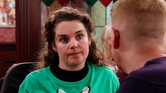 Izzy speaks to Gary in the pub in Corrie