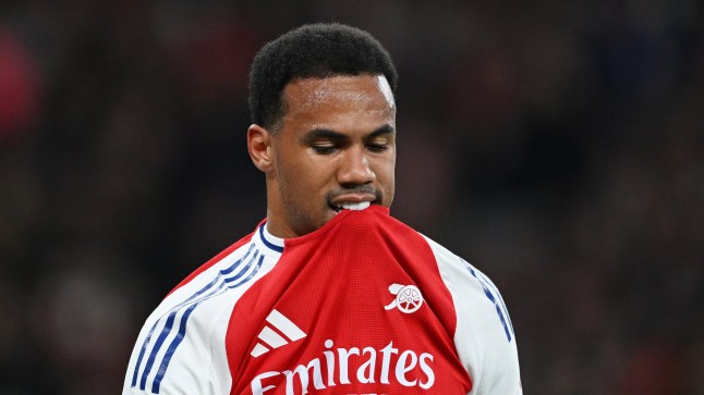 LONDON, ENGLAND - APRIL 01: Gabriel of Arsenal looks dejected as he leaves the pitch after picking up an injury during the Premier League match between Arsenal FC and Fulham FC at Emirates Stadium on April 01, 2025 in London, England. (Photo by Shaun Botterill/Getty Images)